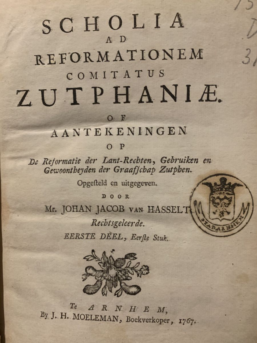 Scholia ad reformationem comitatus Zutphaniae of aantekeningen op de reformatie der lant-rechten, gebruiken en gewoontheyden der graafschap Zutphen. Dl. 1, stk. 1