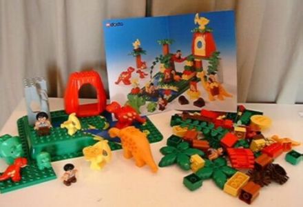 Duplo oerwoud met dinosauriërs